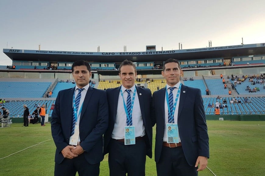 Gustavo Rossi tuvo su inicio en la Liga Santafesina dirigiendo en inferiores, luego se convirtió en árbitro de AFA y se encaminó como árbitro asistente.