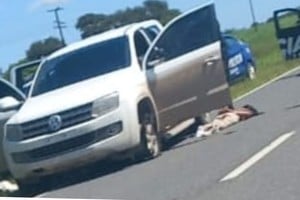 Las dos mujeres a los costados de la camioneta y el detalle de la goma pinchada, que les generó ser alcanzadas por la policía, en la Ruta 10.