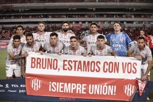 El apoyo del plantel. La bandera con la cual Unión saltó al campo de juego en el Libertadores de América para jugar contra Independiente. Bruno Pitton, con fractura de maxilar, será baja hasta el año que viene. Crédito: Matías Nápoli