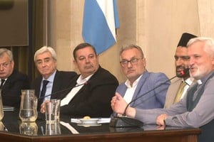 El panel estuvo conformado además los rectores la UNL y la UCSF, Enrique Mammarella y Eugenio De Palma, respectivamente, los senadores nacionales Marcelo Lewandowski y Eduardo Galaretto, y el Padre Axel Arguinchona. Foto: Manuel Fabatía