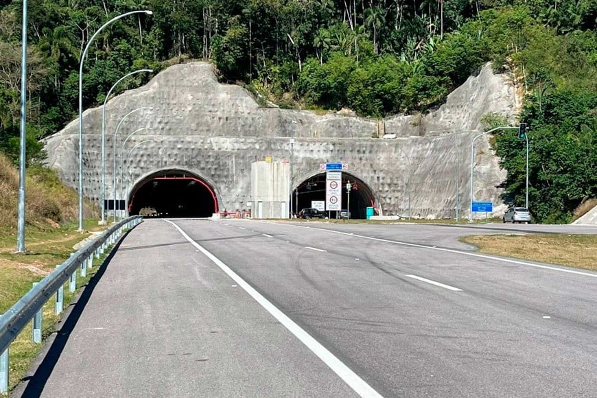 Túneles. Una característica habitual en la zona de caminos entre morros brasileños. Gentileza Notisul.