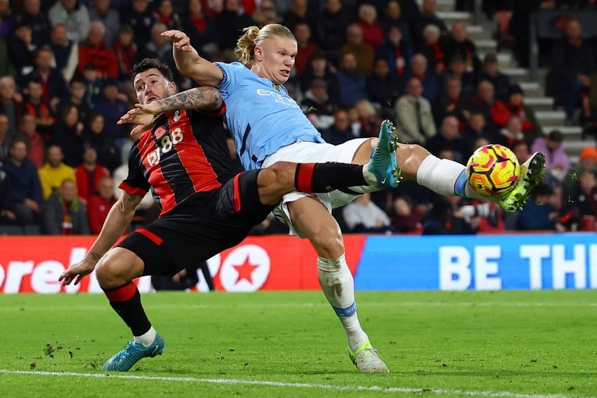 Soccer Football - Premier League - AFC Bournemouth v Manchester City - Vitality Stadium, Bournemouth, Britain - November 2, 2024
AFC Bournemouth's Marcos Senesi in action with Manchester City's Erling Haaland Action Images via Reuters/Matthew Childs EDITORIAL USE ONLY. NO USE WITH UNAUTHORIZED AUDIO, VIDEO, DATA, FIXTURE LISTS, CLUB/LEAGUE LOGOS OR 'LIVE' SERVICES. ONLINE IN-MATCH USE LIMITED TO 120 IMAGES, NO VIDEO EMULATION. NO USE IN BETTING, GAMES OR SINGLE CLUB/LEAGUE/PLAYER PUBLICATIONS. PLEASE CONTACT YOUR ACCOUNT REPRESENTATIVE FOR FURTHER DETAILS..