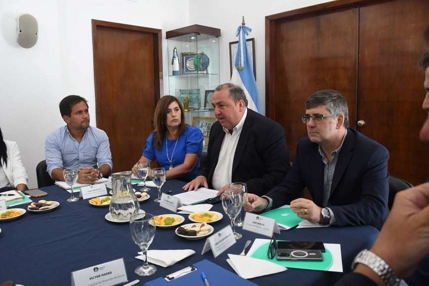 El 5 de febrero, Poletti presentó su primer presupuesto. A su izquierda la presidenta del Cuerpo, Adriana Molina; y el concejal Lucas Simoniello. A la derecha, el secretario de Hacienda José Serruya.