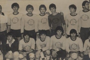 Seleccionado Santafesino de Handball. Este plantel representó a Santa Fe en el VII Campeonato Argentino disputado en Viedma, Río Negro en el año 1982. Arriba de izquierda a derecha: Juan Hachman (DT), Claudio Corleta, Carlos Cavallero, Carlos Ciacio, Fabio Smildhater, Ricardo Gómez y Roberto Campagnolo. Abajo: Alfredo González, Marcelo Zeballos, Alberto Weisheim, Fabián Frustagli, Néstor Martínez y Sergio Maurig. 
Gentileza: Alfredo González