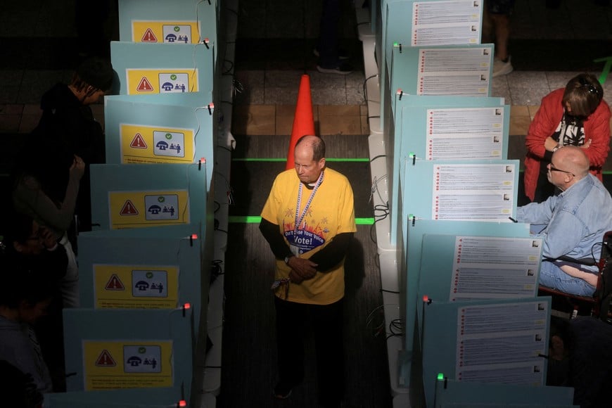 An election worker oversees voting process in the 2024 U.S. presidential election on Election Day at a polling station in Galleria At Sunset mall in Henderson, Nevada, U.S., November 5, 2024. REUTERS/David Swanson     TPX IMAGES OF THE DAY