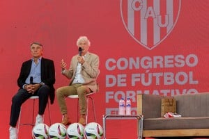 Hugo Tocalli y Néstor Pekerman en el Congreso de Fútbol Formativo de Unión. Crédito: Franco Perego