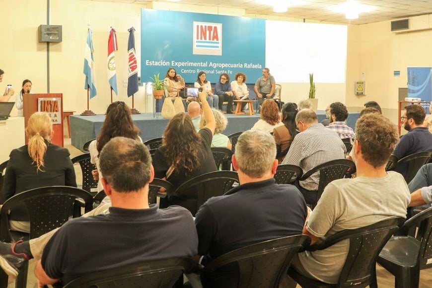 El evento comenzó con una conferencia a cargo del Dr. Miguel Lengyel, del Centro Interdisciplinario de Estudios en Ciencia, Tecnología e Innovación (CIECTI), quien abordó las biotransformaciones como una oportunidad para generar productos de alto valor agregado.