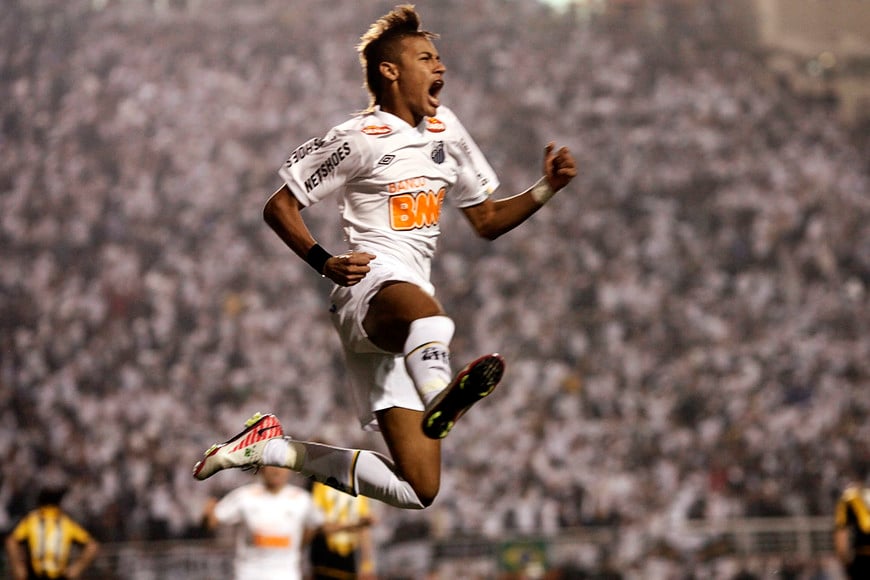 festejo de gol Neymar of Brazil's Santos celebrates his goal against Uruguay's Penarol during their Copa Libertadores second leg final soccer match at Pacaembu stadium in Sao Paulo June 22, 2011. REUTERS/Nacho Doce (BRAZIL - Tags: SPORT SOCCER IMAGES OF THE DAY) santos brasil neymar futbol copa libertadores de america 2011 partido final futbol futbolistas santos peñarol