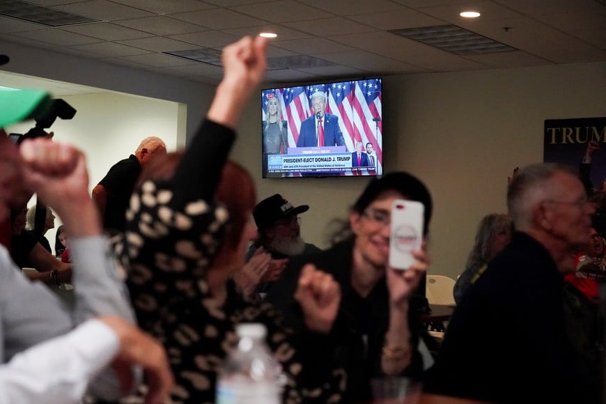 Supporters of Republican presidential nominee former U.S. President Donald Trump react as a screen shows Trump speaking from the Palm Beach County Convention Center, as they attend an election watch party at Maricopa County Republican Committee during the 2024 U.S. presidential election in Chandler, Arizona, U.S., November 6, 2024. REUTERS/Go Nakamura