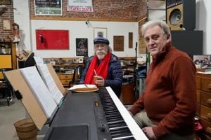 El maestro Néstor Mozzoni al piano, en compañía de Raúl Emilio Acosta. Autores de la Cantata Rosario. Gentileza