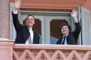 El presidente Javier Milei y el vocero presidencial, Manuel Adorni, punta de lanza de la "verdad libertaria".  Archivo El Litoral