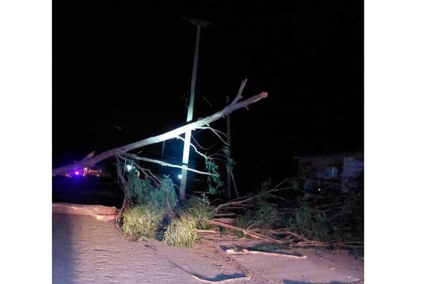 El viento hizo caer unos postes y dejó sin luz un sector de Recreo.