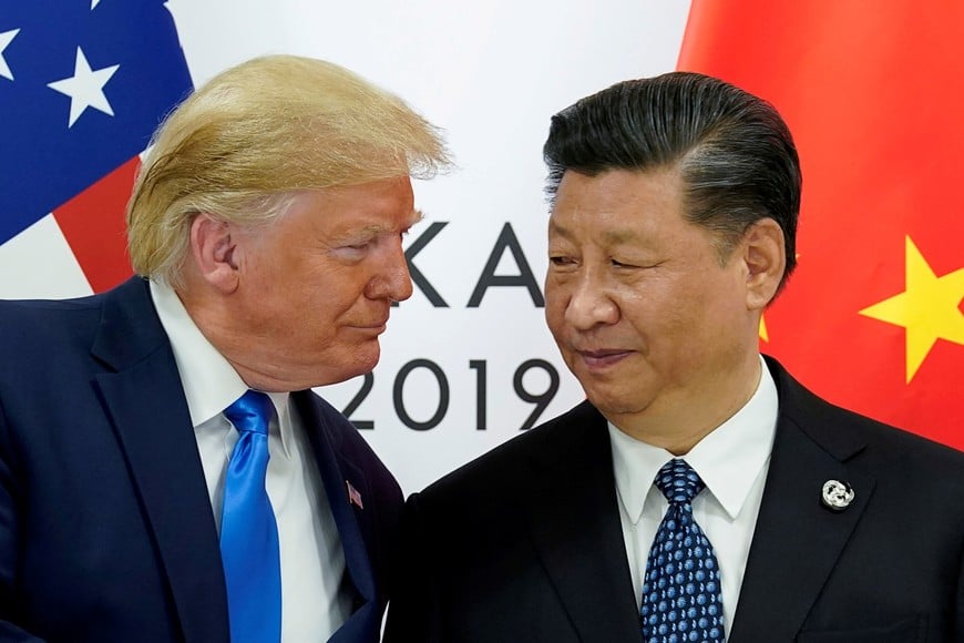 FILE PHOTO: U.S. President Donald Trump meets with China's President Xi Jinping at the start of their bilateral meeting at the G20 leaders summit in Osaka, Japan, June 29, 2019. REUTERS/Kevin Lamarque/File Photo