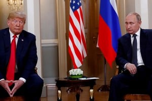 Donald Trump junto a Vladimir Putin en Helsinki, Finland, en julio de 2018. Crédito: Kevin Lamarque/Reuters