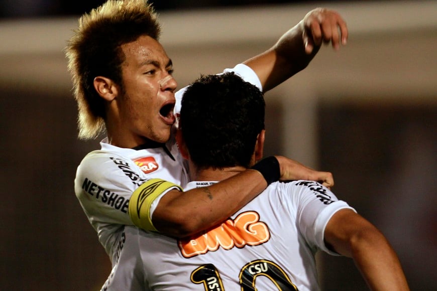 Santos' Ganso (R) celebrates with Neymar after scoring against Atletico de Goias during their Brazilian championship soccer match in Sao Paulo November 17, 2011.  REUTERS/Paulo Whitaker    (BRAZIL - Tags: SPORT SOCCER) san pablo brasil Ganso Neymar futbol primera division brasil futbol futbolistas partido santos vs. atletico de goias