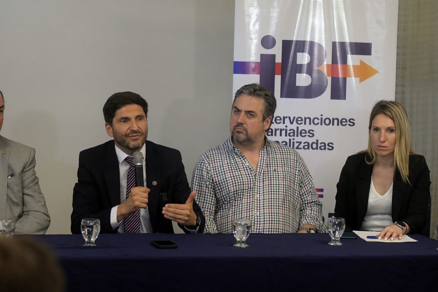 El gobernador Maximiliano Pullaro junto a funcionarios de su gabinete, durante la presentación de los resultados del Programa IBF en ese sector de la ciudad.