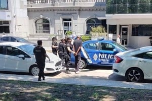 Los trabajadores de la GSI se acercaron al hombre que ejercía como cuidacoches para pedirle que se retire de la zona. La Policía advirtió que era una persona con pedido de captura y fue detenido. Crédito: El Litoral.