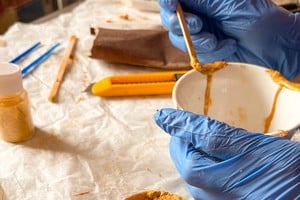 El Kintsugi transforma el daño en belleza, reparando piezas rotas con oro, plata o bronce.