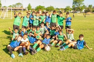 Los pibes felices. Así terminaron el año deportivo y ahora van por la premiación.