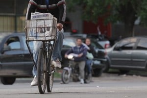 En puestos, a pie y en bicleta también, la figura del "canillita" siempre está vigente. Archivo El Litoral.