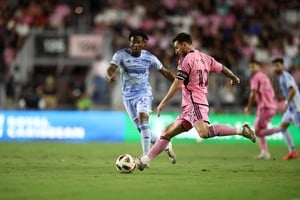 Oct 25, 2024; Fort Lauderdale, Florida, USA; Inter Miami CF forward Lionel Messi (10) dribbles downfield during the first half against Atlanta United in a 2024 MLS Cup Playoffs Round One match  at Chase Stadium. Mandatory Credit: Nathan Ray Seebeck-Imagn Images