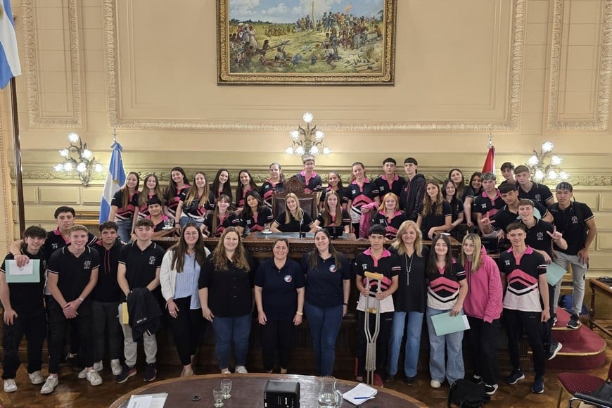 “Sé que facilitarles esta herramienta es clave para que puedan potenciar un rol activo y comprometido en la sociedad. Acompañar su formación cívica es una de las grandes satisfacciones de este trabajo,” concluyó el senador.