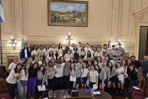 “Sé que facilitarles esta herramienta es clave para que puedan potenciar un rol activo y comprometido en la sociedad. Acompañar su formación cívica es una de las grandes satisfacciones de este trabajo,” concluyó el senador.