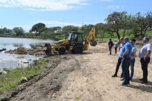 La Municipalidad de Santa Fe avanza con mejoras en el Parque Sur, que incluyen tareas de limpieza para el funcionamiento de nuevas playas.  Crédito: Guillermo Di Salvatore.