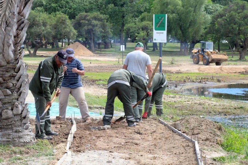 Los miembros de las cooperativas se reúnen para realizar tareas de limpieza y recuperación de espacios públicos. Crédito: Guillermo Di Salvatore.