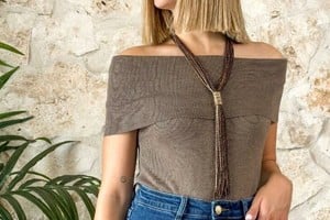 Transforma tu musculosa básica en un look chic con solo un par de pasos.