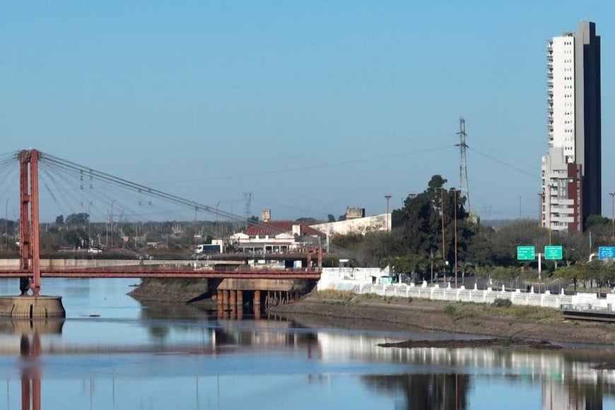 Santa Fe, su puente y laguna. Dos de las banderas finalistas hace alusión al símbolo de la capital provincial. Foto: Fernando Nicola