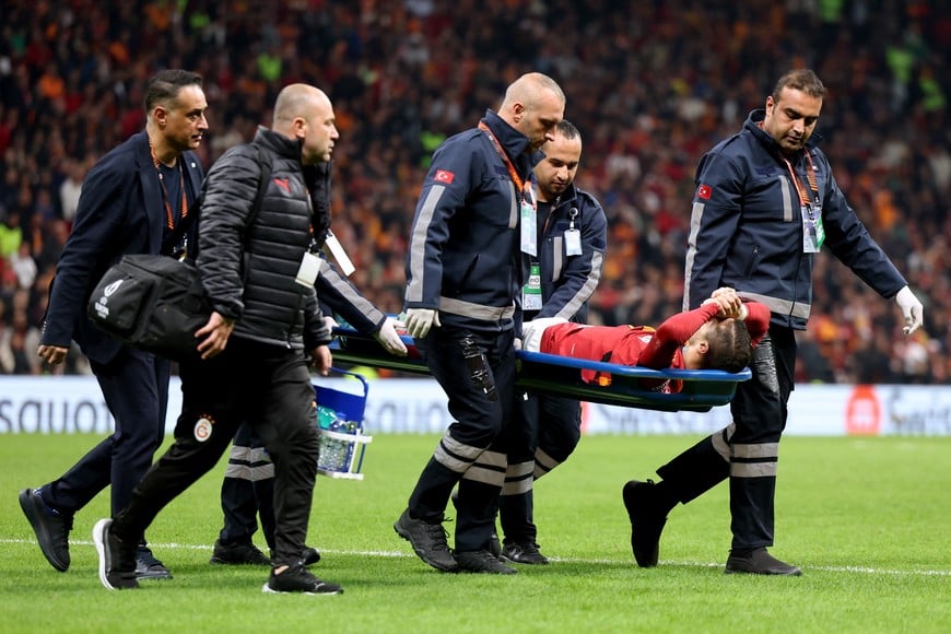 Soccer Football - Europa League - Galatasaray v Tottenham Hotspur - RAMS Park, Istanbul, Turkey - November 7, 2024
Galatasaray's Mauro Icardi is stretchered off after sustaining an injury REUTERS/Murad Sezer