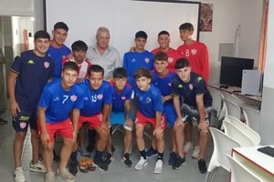 Jugadores de la pensión de Unión junto a Nery Pumpido. 