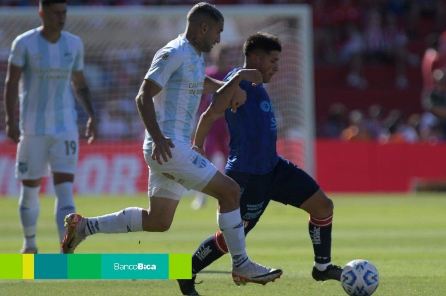 Calurosa tarde de fútbol en Santa Fe.