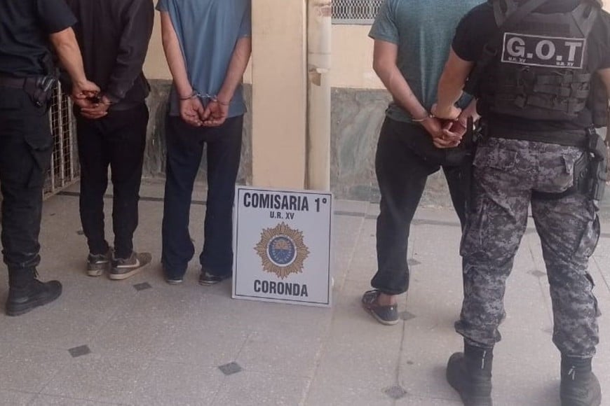 Tres detenidos, uno por ser supuesto acopiador de elementos robados. Crédito: Unidad Regional XV.