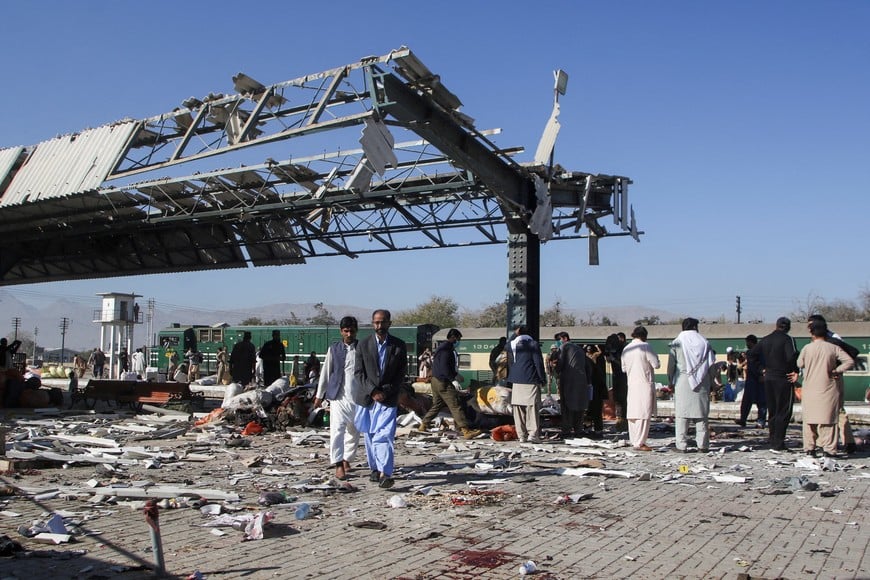 People walk amid the debris after a bomb blast at a railway station in Quetta, Pakistan November 9, 2024. REUTERS/Naseer Ahmed

     TPX IMAGES OF THE DAY