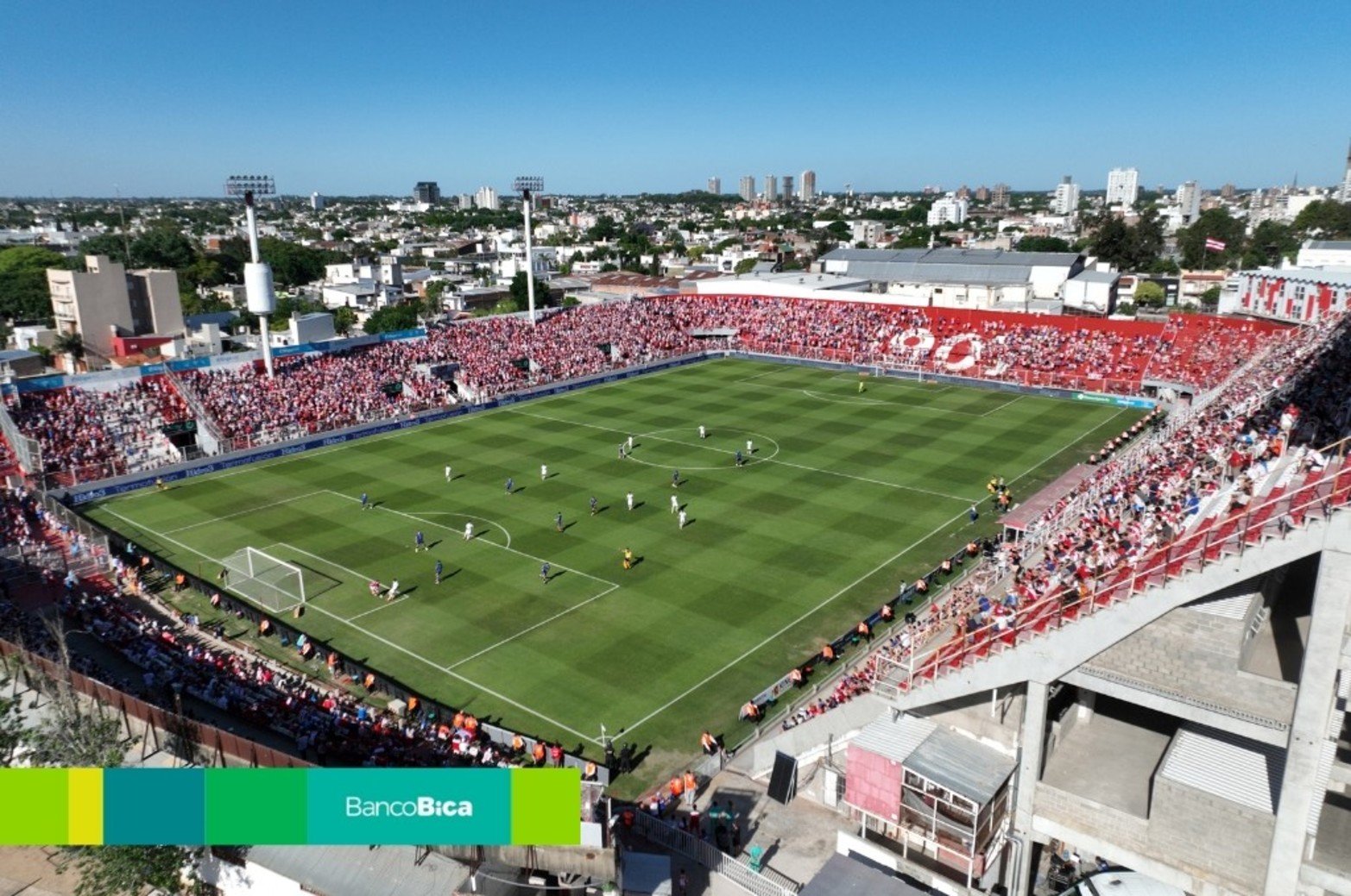 Calurosa tarde de fútbol en Santa Fe.