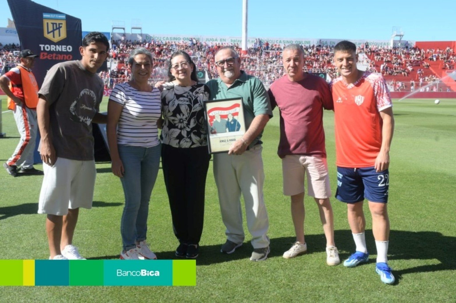 Calurosa tarde de fútbol en Santa Fe.