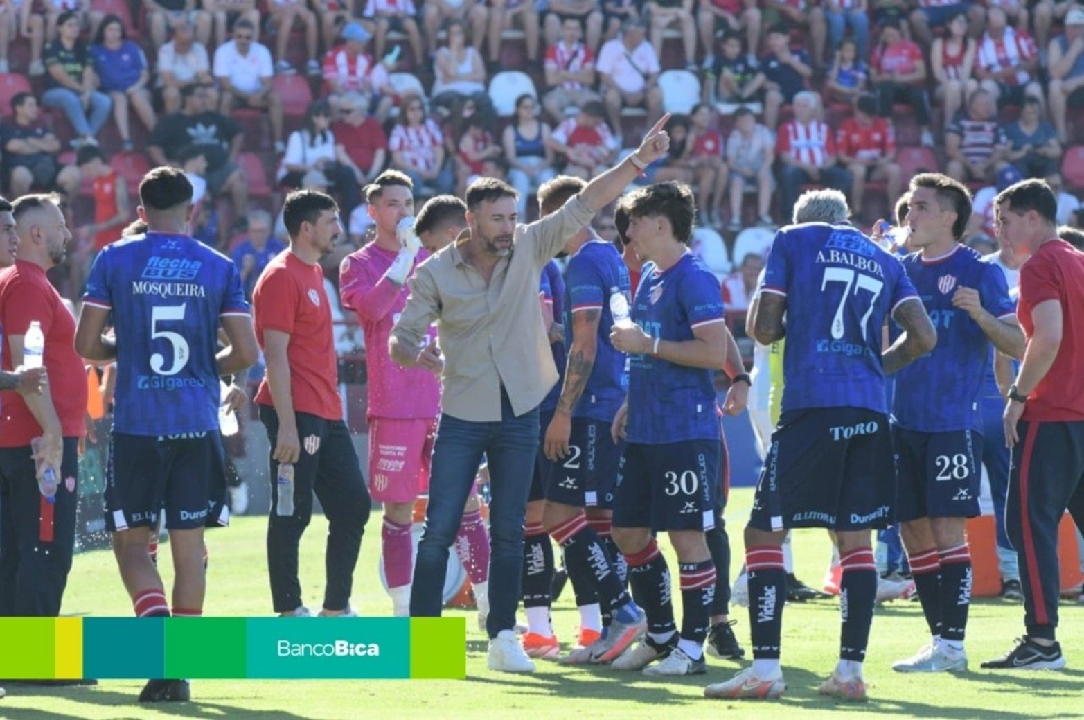 Tarde de sábado con calor y fútbol en el 15 de Abril.