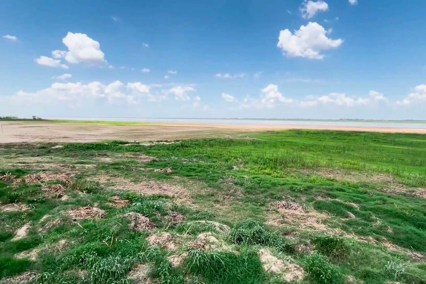 Con poca agua, las costas de la laguna Setúbal se hicieron más extensas.