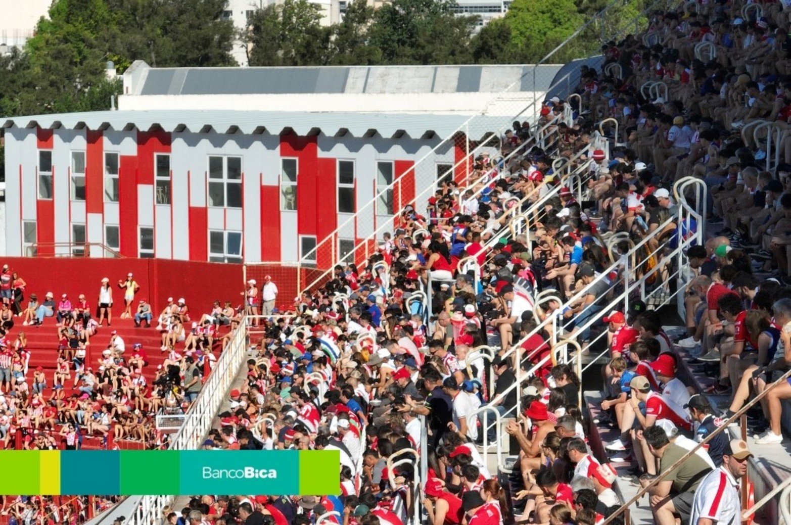 Calurosa tarde de fútbol en Santa Fe.