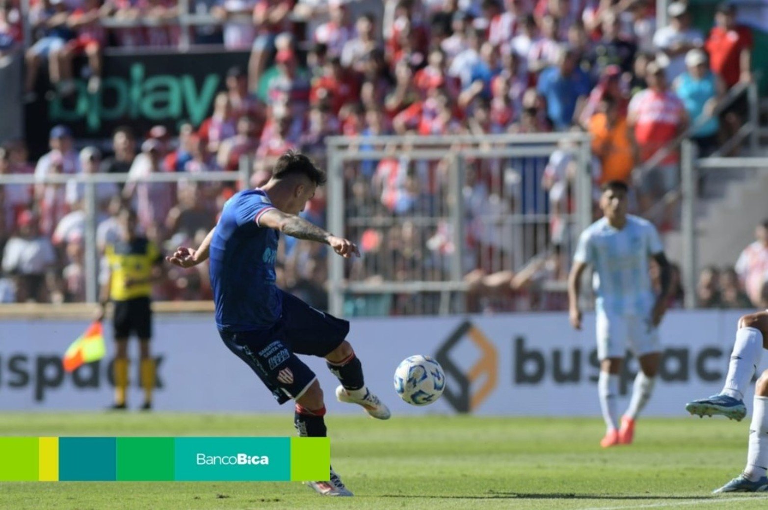 Tarde de sábado con calor y fútbol en el 15 de Abril.