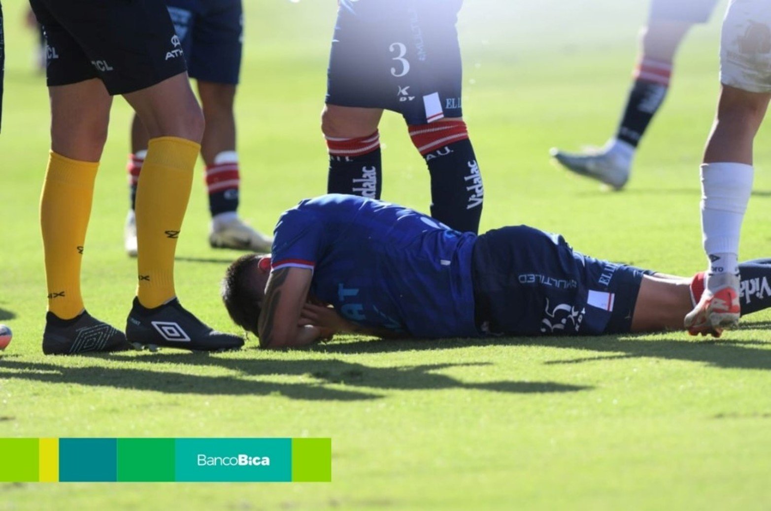 Tarde de sábado con calor y fútbol en el 15 de Abril.