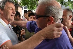 Luciani felicita a Godano el día de su victoria en las elecciones. Ahora, entabló una acción penal contra la comisión directiva para que se investiguen posibles delitos.