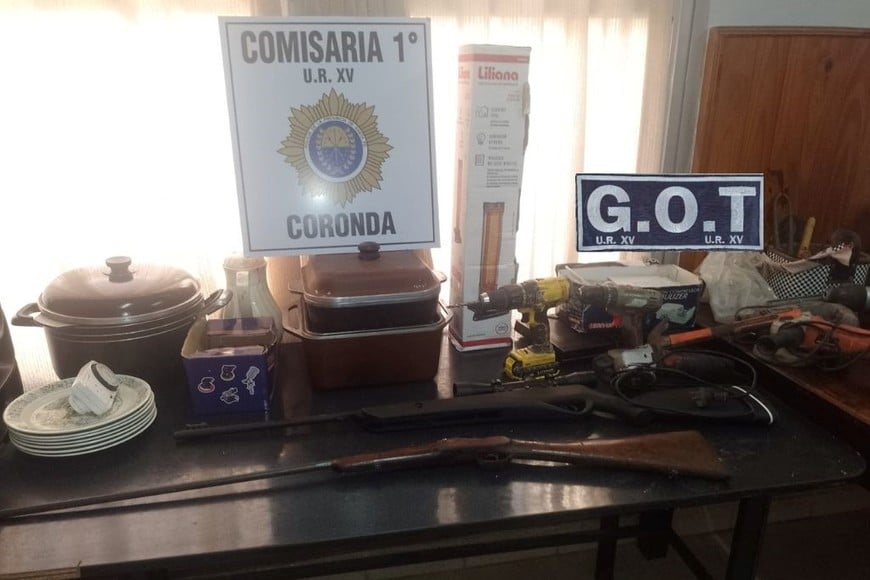 Utensilios de cocina, armas, parte de lo secuestrado. Crédito: Unidad Regional XV.