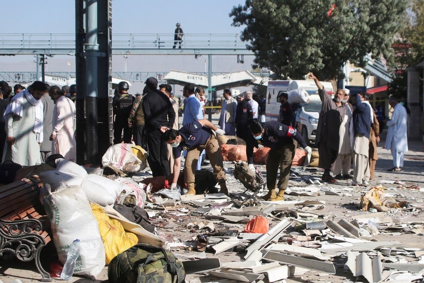 Police officers collect evidence amid the debris after a bomb blast at a railway station in Quetta, Pakistan November 9, 2024. REUTERS/Naseer Ahmed