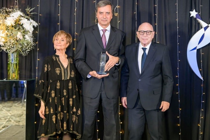 Carlos Casto, el presidente de Sancor Seguros, recibe el Primer Puesto del Prestigio Productores. Foto: Gentileza Sancor Seguros