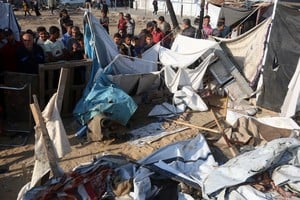 (241110) -- GAZA, 10 noviembre, 2024 (Xinhua) -- Imagen del 9 de noviembre de 2024 de palestinos inspeccionando el daño causado por bombardeos israelíes en el interior del patio de un hospital, en la ciudad de Deir al-Balah, en el centro de la Franja de Gaza. Dos palestinos murieron y otros 26 resultaron heridos el sábado en un ataque aéreo israelí dirigido a una tienda de campaña que albergaba a personas desplazadas dentro de un hospital en el centro de la Franja de Gaza, dijo Hamás. (Xinhua/Rizek Abdeljawad) (rtg) (oa) (ah) (da)