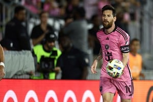 Nov 9, 2024; Fort Lauderdale, Florida, USA; Inter Miami FC forward Lionel Messi (10) plays the ball in the first half against the Atlanta United FC in a 2024 MLS Cup Playoffs Round One match at Chase Stadium. Mandatory Credit: Nathan Ray Seebeck-Imagn Images