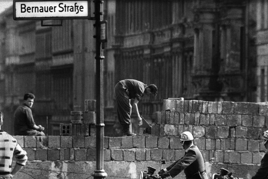 El muro de Berlín fue erigido en una primera parte casi en una sola noche, sin previo aviso, el 13 de agosto de 1961.